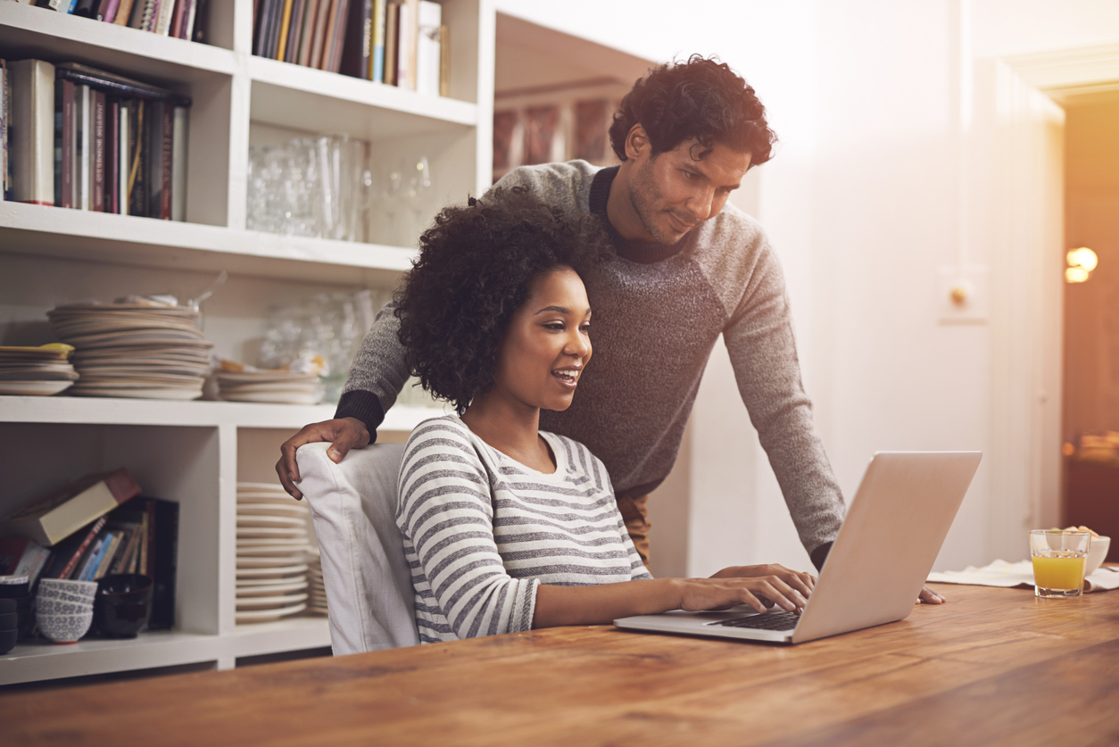 Shot of a couple using a laptop at homehttp://195.154.178.81/DATA/i_collage/pu/shoots/784179.jpg