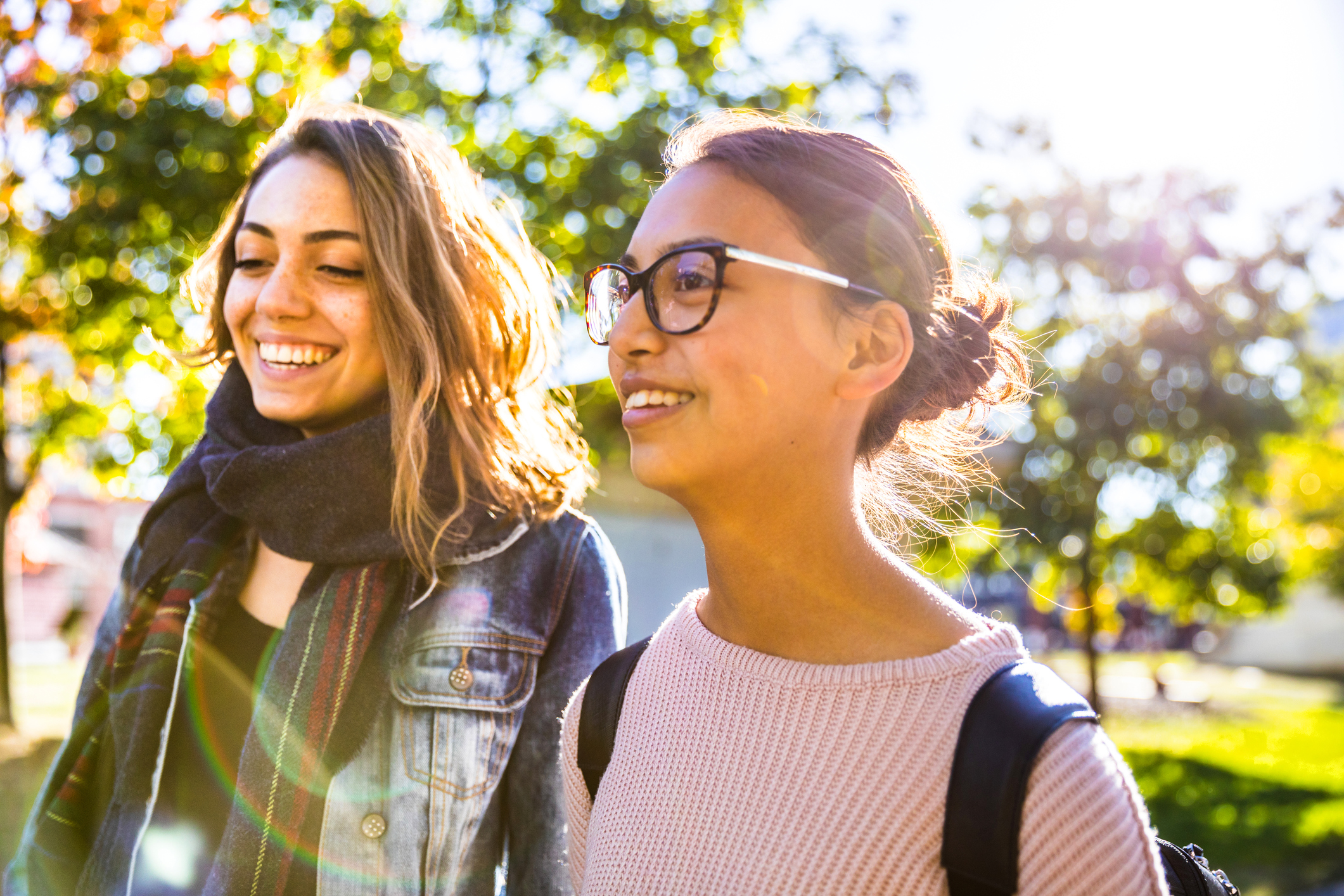 2 young adults outdoors smiling