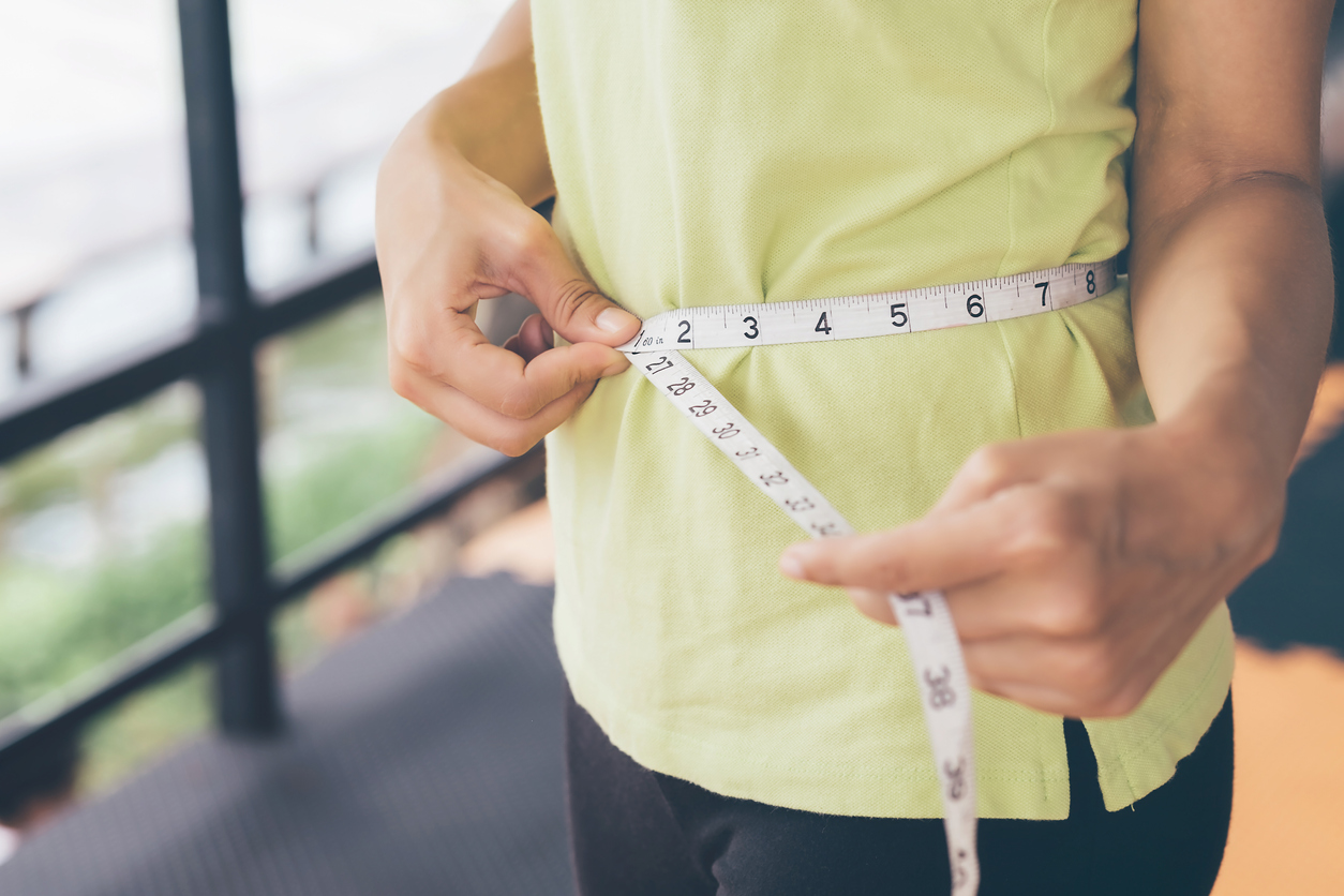 Teenage girls use their own waist measurement straps. To control the size and shape of yourself after exercise.