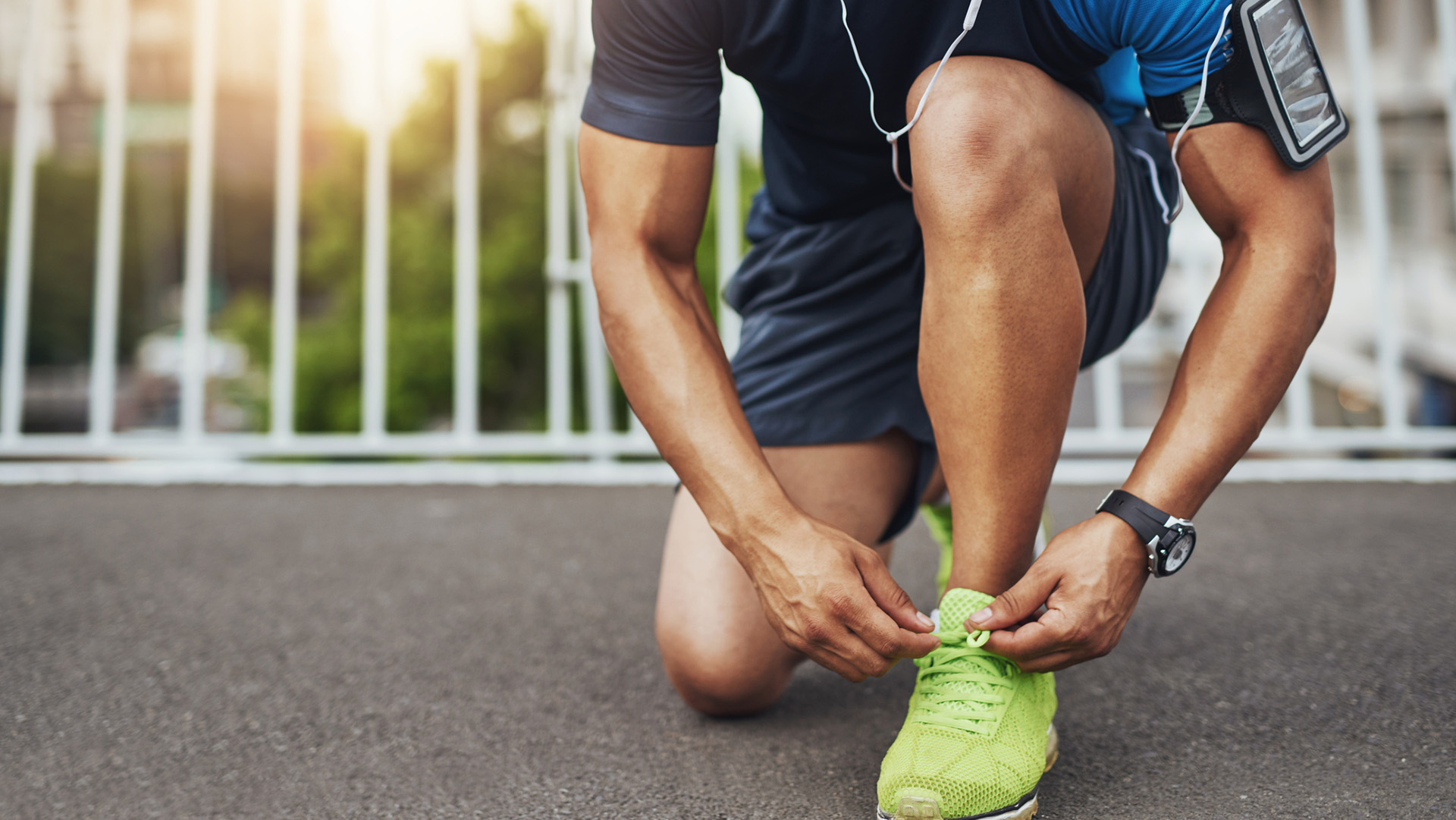 Shot of a young man tying his shoelaces before a runhttp://195.154.178.81/DATA/i_collage/pi/shoots/806124.jpg