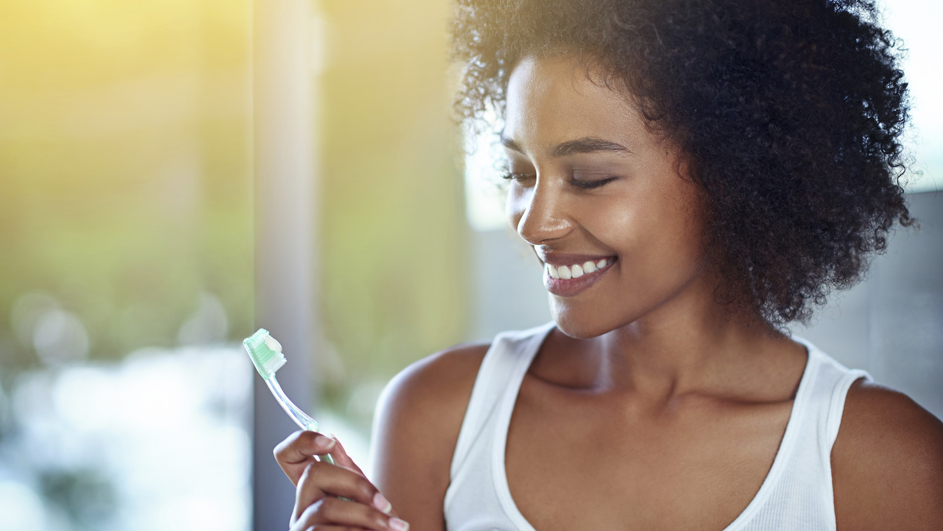 Cropped shot of a young woman brushing her teeth in the bathroomhttp://195.154.178.81/DATA/i_collage/pi/shoots/783545.jpg