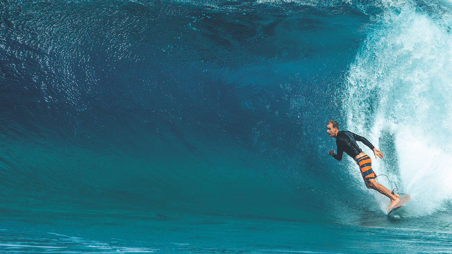 SP16_Photo rights expire February 15, 2017: Dan Ross makes a sneak attack out the back. North Shore Hawaii.