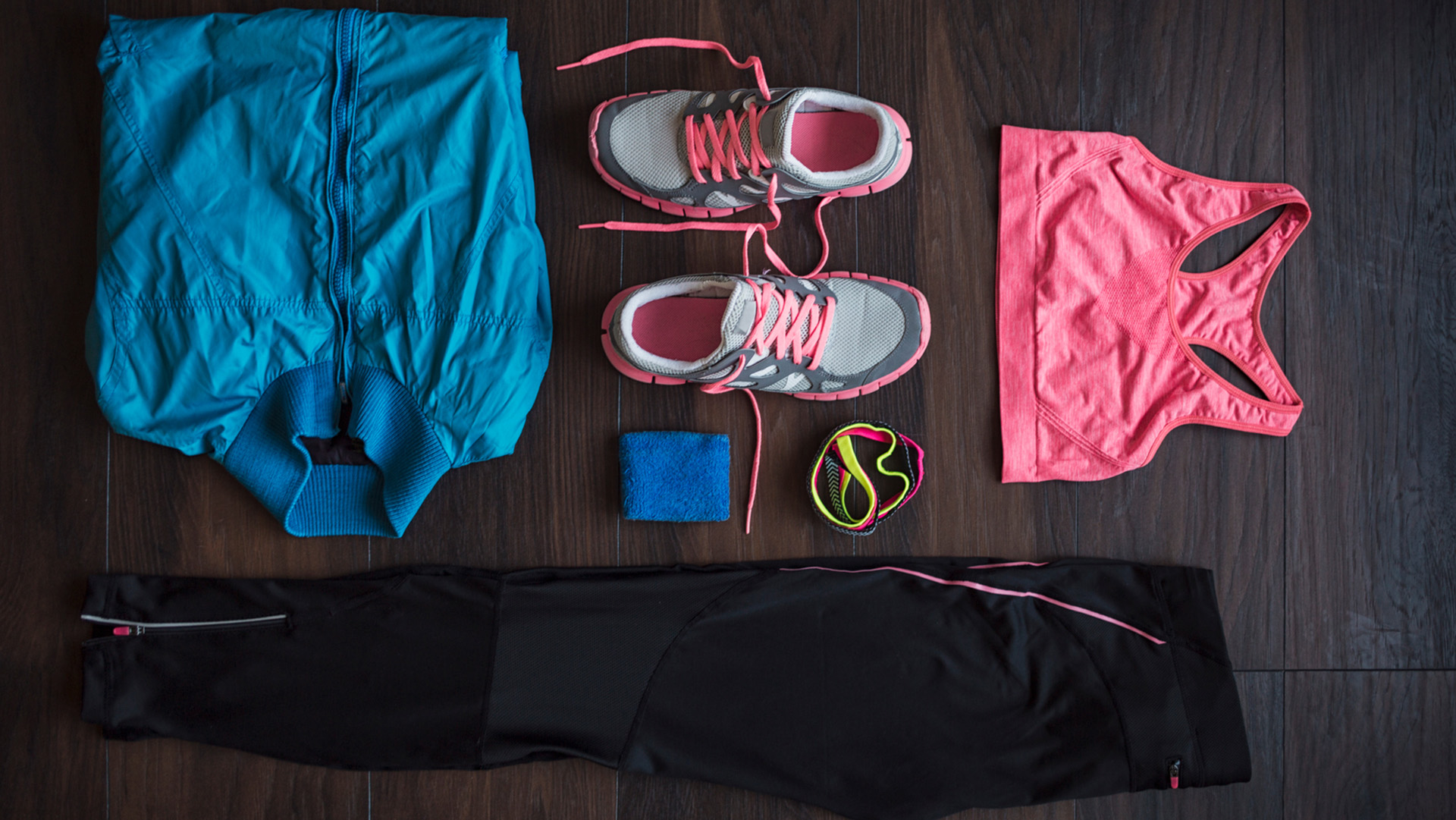 Clothes and accesories a woman needs for working out.